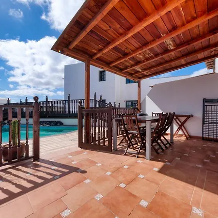 Casa Hibiscus - Shared Pool And Bbq - Close To Seafront Promenade By Lanzarote * Punta Mujeres