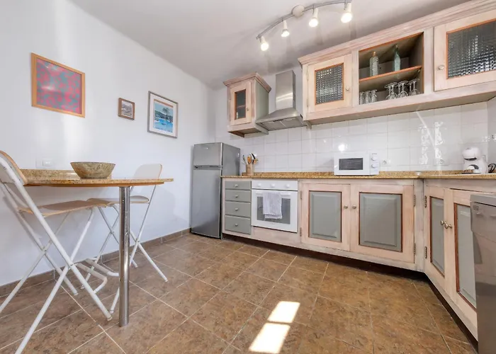 Semesterbostad Casa Hibiscus - Shared Pool And Bbq - Close To Seafront Promenade By Lanzarote *