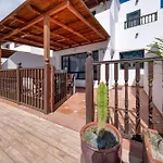 Casa Hibiscus - Shared Pool And Bbq - Close To Seafront Promenade By Lanzarote