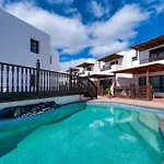 Casa de Férias Casa Hibiscus - Shared Pool And Bbq - Close To Seafront Promenade By Lanzarote Punta Mujeres