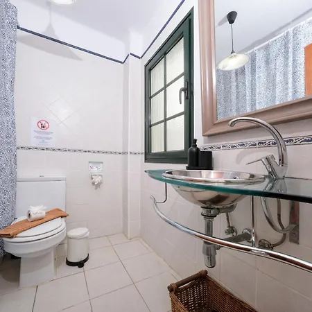 Casa Hibiscus - Shared Pool And Bbq - Close To Seafront Promenade By Lanzarote Ferienhaus *