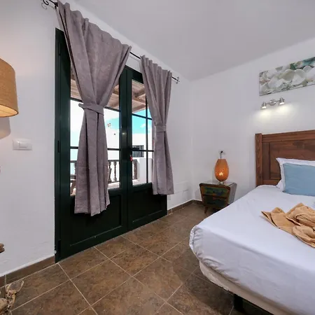 Casa Hibiscus - Shared Pool And Bbq - Close To Seafront Promenade By Lanzarote *
