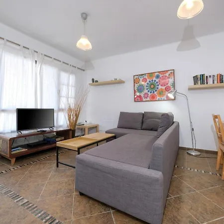 Casa Hibiscus - Shared Pool And Bbq - Close To Seafront Promenade By Lanzarote *