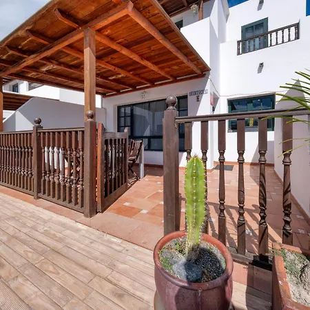 Casa Hibiscus - Shared Pool And Bbq - Close To Seafront Promenade By Lanzarote