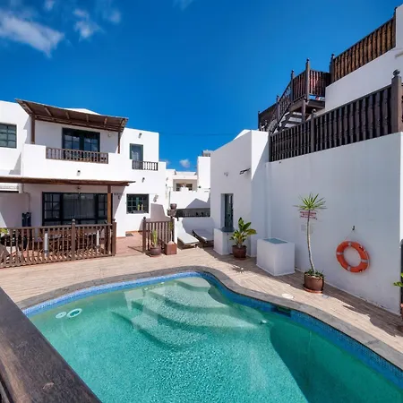 Casa Hibiscus - Shared Pool And Bbq - Close To Seafront Promenade By Lanzarote Ferienhaus *