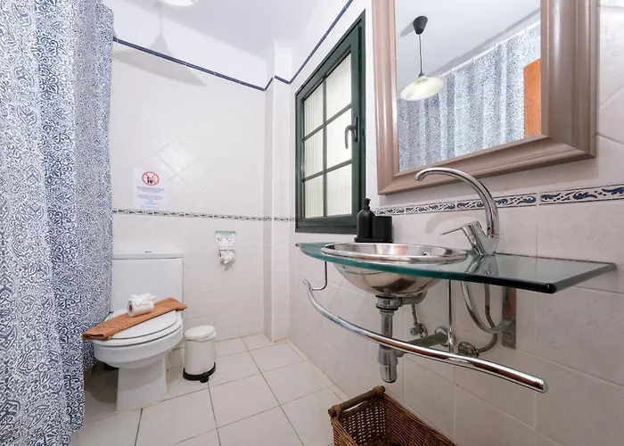 Casa Hibiscus - Shared Pool And Bbq - Close To Seafront Promenade By Lanzarote Hébergement de vacances *