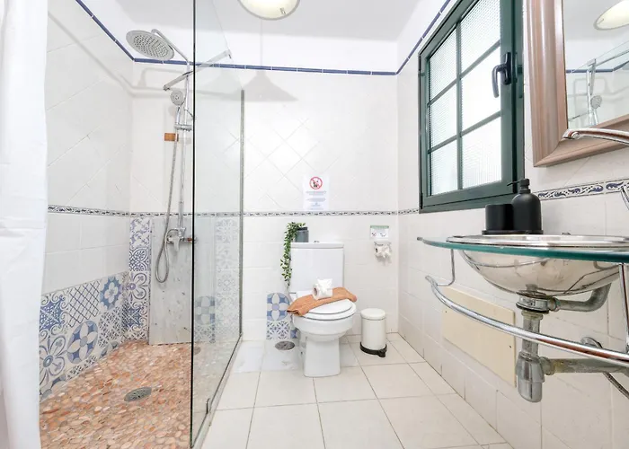 Dom wakacyjny Casa Hibiscus - Shared Pool And Bbq - Close To Seafront Promenade By Lanzarote *