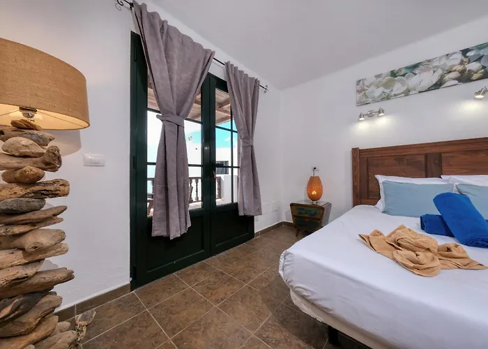 Casa Hibiscus - Shared Pool And Bbq - Close To Seafront Promenade By Lanzarote *