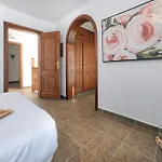 Casa Hibiscus - Shared Pool And Bbq - Close To Seafront Promenade By Lanzarote Tatil Evi *