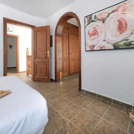 Casa Hibiscus - Shared Pool And Bbq - Close To Seafront Promenade By Lanzarote Tatil Evi *